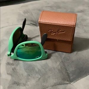 Ray-Ban Wayfarer Folding RB4105 Pre-Owned.